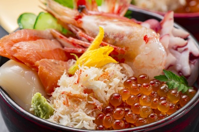 海の幸てんこ盛りの海鮮丼