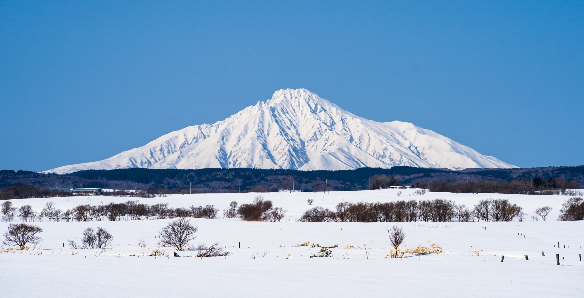 冬晴れの利尻山（1月～3月頃）