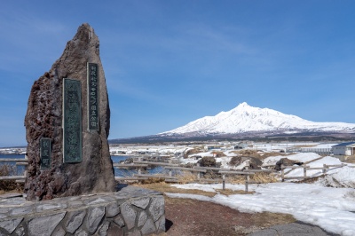 仙法志御崎海岸と利尻山の風景（３月下旬頃）