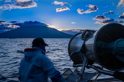 利尻富士をバックに漁をする
